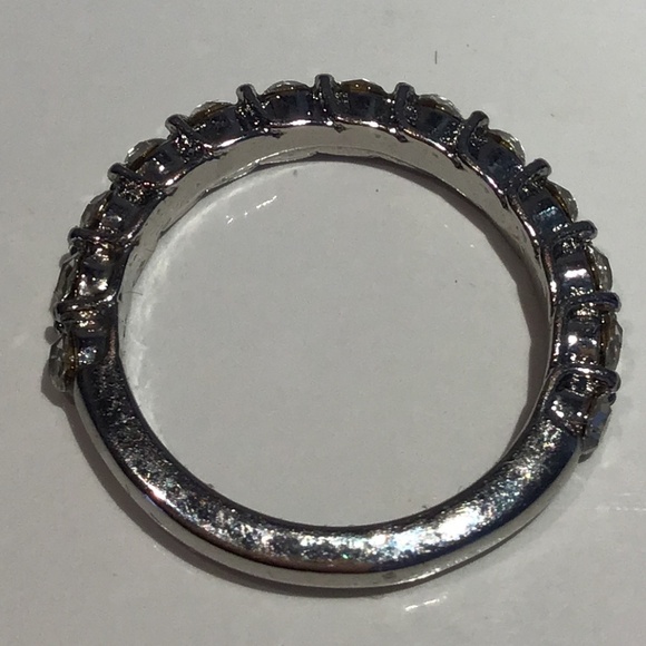 Beautiful silver tone cubic zirconia ring set in silver tone size 6 + box - Picture 8 of 13